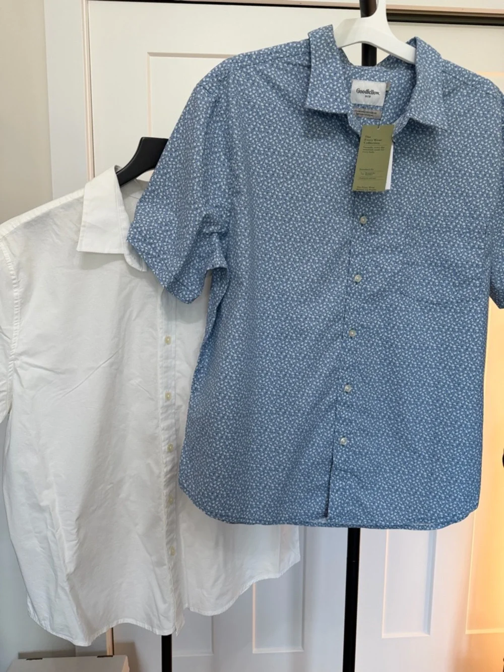 Goodfellow & Co Men's Blue Floral & White Short-Sleeve Button-Down Shirts - Picture 2 of 7